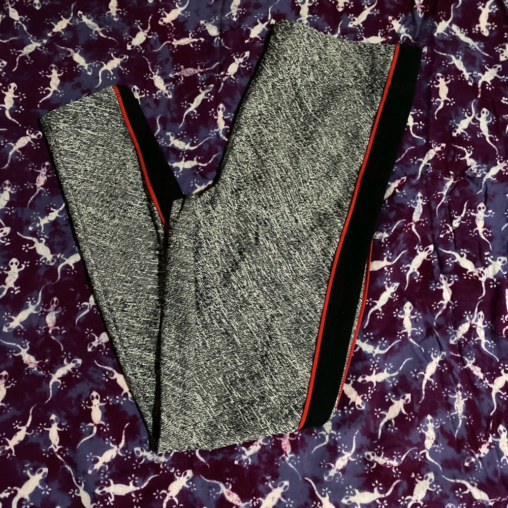 Express yoga pants with high waist and plenty of starch w/movement New condition